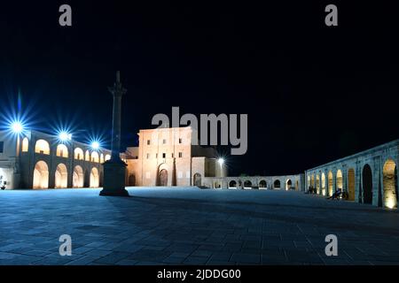 Nachtansicht des Platzes des Heiligtums von Santa Maria di Leuca, einer Stadt in Süditalien in der Provinz Lecce. Stockfoto