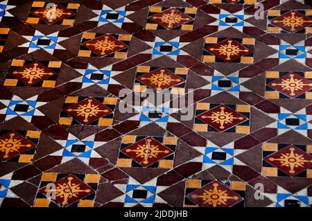 Fliesenboden in St. Columba's Church, Kells, Irland. Stockfoto