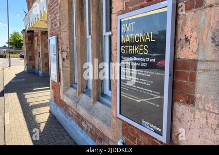 Axminster, Devon, Großbritannien. 20.. Juni 2022. RMT Rail Strike: RMT National Strike-Plakat am Eingang des Bahnhofs in Axminster in Devon auf der Londoner Linie Waterloo nach Exeter, bedient von der South Western Railways, die am Dienstag, den 21.. Donnerstag, 23.. Und Samstag, 25.. Juni 2022 aufgrund des Eisenbahnstreiks der RMT Union. Bildnachweis: Graham Hunt/Alamy Live News Stockfoto