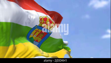 Die Flagge von La Rija winkt an einem klaren Tag im Wind. La Roja ist eine autonome Gemeinde und Provinz in Spanien, im Norden der Iberischen Halbinsel. Stockfoto