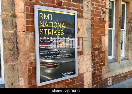 Axminster, Devon, Großbritannien. 20.. Juni 2022. RMT Rail Strike: RMT National Strike-Plakat am Eingang des Bahnhofs in Axminster in Devon auf der Londoner Linie Waterloo nach Exeter, bedient von der South Western Railways, die am Dienstag, den 21.. Donnerstag, 23.. Und Samstag, 25.. Juni 2022 aufgrund des Eisenbahnstreiks der RMT Union. Bildnachweis: Graham Hunt/Alamy Live News Stockfoto