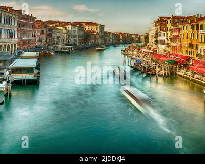 Boote fahren an einem sonnigen Morgen im September auf dem Canal Grande in Venedig. Stockfoto