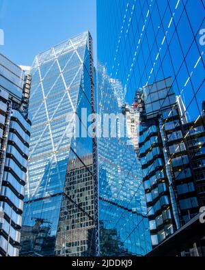 Türme in der City of London, die in der Lime Street, dem Leadenhall Building (Cheesegrate) und der Spiegelung des Lloyds of London Building eingefangen wurden. Stockfoto