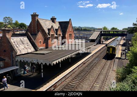 Axminster, Devon, Großbritannien. 20.. Juni 2022. GMT Rail Strike: Gesamtansicht des Bahnhofs von Axminster in Devon mit einem Personenzug auf der London Waterloo nach Exeter-Linie, der von der South Western Railways bedient wird und am Dienstag, den 21.., Donnerstag, den 23.. Und Samstag, den 25.. Juni 2022 aufgrund des Eisenbahnstreiks der RMT Union keine Züge haben wird. Bildnachweis: Graham Hunt/Alamy Live News Stockfoto