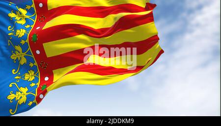 Die Flagge der Valencianischen Gemeinschaft winkt an einem klaren Tag im Wind. Die Valencianische Gemeinschaft ist eine autonome Gemeinschaft Spaniens Stockfoto