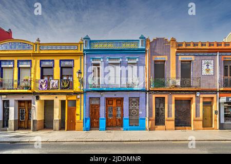 Bunte Fassade traditioneller Häuser im Viertel El Cabanyal, Valencia, Bundesland Valencia, Spanien Stockfoto