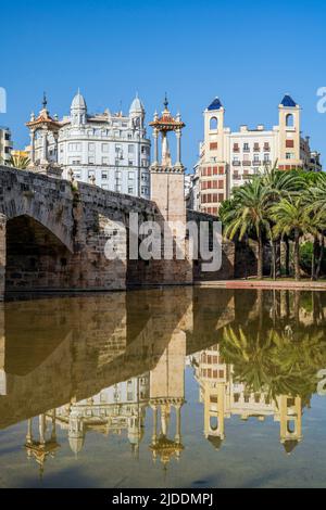 Del Mar Brücke (Puente del Mar) und Skyline, Turia Garten, Valencia, Bundesland Valencia, Spanien Stockfoto