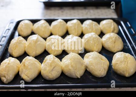 Rohe Pasteten mit Füllung auf einem Backblech Stockfoto