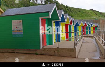 Multicoloured Barry Island Beach Huts zum Mieten / Mieten , Barry, Looking over Whitmore Bay, Vale of Glamorgan, Wales, Cymru, Großbritannien, CF62 5DA Stockfoto