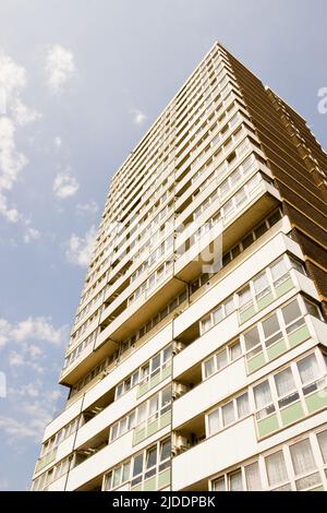 Hochhauswohnungen, London, Großbritannien. Retro-verarbeitete, niedrige, Weitwinkelansicht eines typischen, in den 1960er Jahren gebauten Hochhauses in der Innenstadt im Osten Londons. Stockfoto