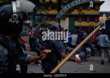 Kathmandu, Nepal. 20.. Juni 2022. Studentenproteste stoßen bei einem Protest gegen die Erhöhung der Kraftstoffpreise mit den Streitkräften und den Streitkräften der bewaffneten Polizei zusammen, die um 21 Rs in einem Liter Benzin und 27 Rs in einer Erhöhung von Kerosin und Diesel, einem Rekordwert hoher Kosten für Benzin, Diesel, Und Kerosin mit dem neuen Preis nahe RS 200 in Kathmandu, Nepal am Montag, 20. Juni 2022. (Bild: © Skanda Gautam/ZUMA Press Wire) Stockfoto