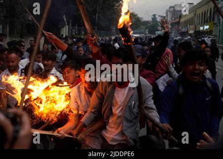 Kathmandu, Nepal. 20.. Juni 2022. Studentenproteste stoßen bei einem Protest gegen die Erhöhung der Kraftstoffpreise mit den Streitkräften und den Streitkräften der bewaffneten Polizei zusammen, die um 21 Rs in einem Liter Benzin und 27 Rs in einer Erhöhung von Kerosin und Diesel, einem Rekordwert hoher Kosten für Benzin, Diesel, Und Kerosin mit dem neuen Preis nahe RS 200 in Kathmandu, Nepal am Montag, 20. Juni 2022. (Bild: © Skanda Gautam/ZUMA Press Wire) Stockfoto