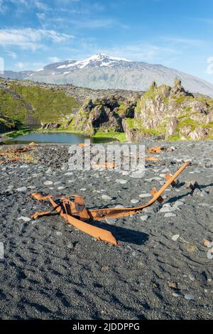 Eisenstücke von einem zerstörten Schiff auf dem Fluss Dritvik, Halbinsel Snaefellsnes, Island Stockfoto