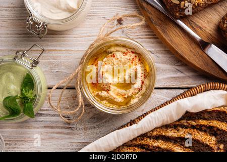 Nahaufnahme eines Krug mit appetitanregenden Hummus-Aufstrich Stockfoto