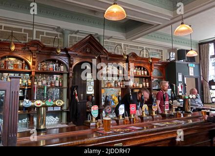 Zentrale Bar mit Ale & Spirituosen, in der klassischen Lion Tavern, 67 Moorfields, Liverpool , Merseyside, England, UK, L2 2BP Stockfoto