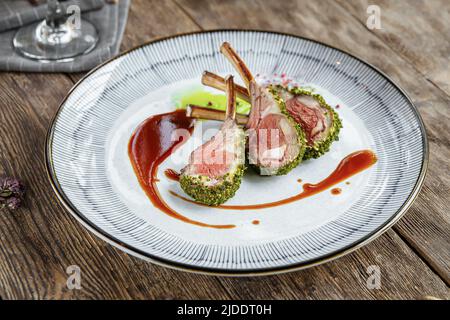 Nahaufnahme auf dem Teller mit Gourmet-Lammschnitzel-Rippchen Stockfoto