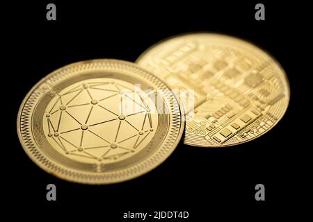 Nahaufnahme einer goldenen digitalen Qtum-Kryptowährung. Stockfoto