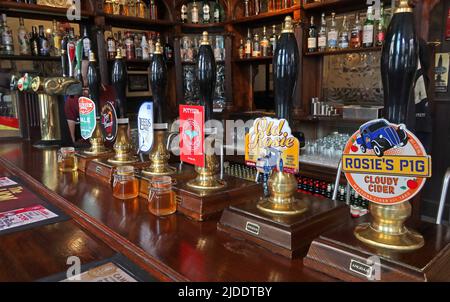 Handpulls für Real Ale, Lion Tavern, 67 Moorfields, Liverpool, Merseyside, ENGLAND, GROSSBRITANNIEN, L2 2BP Stockfoto