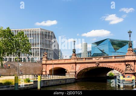 Malerischer Panoramablick auf das moderne Geschäftszentrum in der Nähe des Berliner Hauptbahnhofs vom Touristenschiff, das auf der Spree bei der Moltke-Brücke fährt Stockfoto