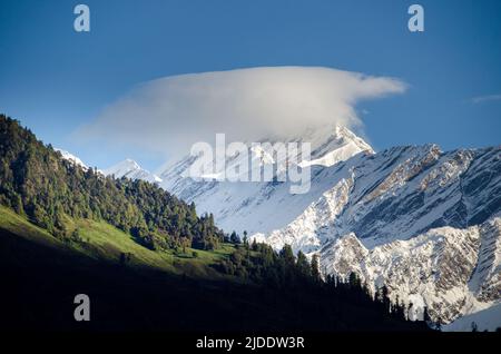 Malerische Aussicht auf Himalaya-Gipfel gegen den Himmel, sonnig hellen Tag. Stockfoto
