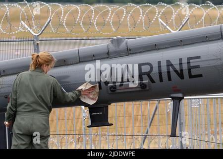 20. Juni 2022, Brandenburg, Schönefeld: Ein Mitarbeiter der Luftwaffe reinigt auf dem Messegelände der Internationalen Luft- und Raumfahrtausstellung ILA einen Hubschrauber. Die Airshow am Flughafen Schönefeld wird vom 22. Bis 26. Juni 2022 eröffnet. Foto: Wolfgang Kumm/dpa Stockfoto