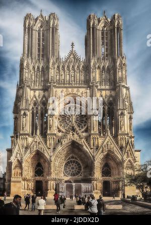 REIMS, FRANKREICH - 15. OKTOBER 2021: Die imposante gotische Kathedrale von Reims ist ein historisches Wahrzeichen, als dort Könige von Frankreich gekrönt wurden. Stockfoto