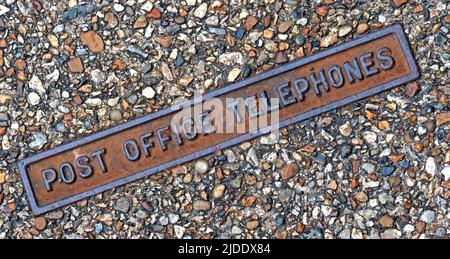 Altmodische Post-Office-Telefone mit geprägter Abdeckung – England, Großbritannien Stockfoto