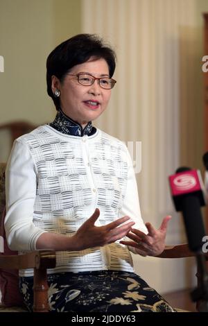 Hongkong. 12.. Juni 2022. Die Vorstandsvorsitzende der Sonderverwaltungsregion Hongkong (HKSAR), Carrie Lam, spricht während eines Interviews im südchinesischen Hongkong am 12. Juni 2022. DAZU '(HKSAR 25) Interview: Hongkongs Zukunft ist sehr vielversprechend: Chief Executive Carrie Lam' Credit: Jin Liangkuai/Xinhua/Alamy Live News Stockfoto