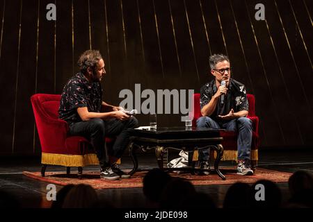 Zagreb, Kroatien, 20. Juni 2022. Der berühmte mexikanische Schauspieler und Produzent Gael Garcia Bernal sprach mit dem kroatischen Philosophen Srecko Horvat während der Veranstaltung Filozofski teatar (Philosophisches Theater) am Kroatischen Nationaltheater in Zagreb, Kroatien am 20. Juni 2022. Gael García Bernal gab sein Bühnendebüt, als er gerade ein Jahr alt war. Er studierte zunächst Philosophie an der renommierten mexikanischen Universität UNAM, entschied sich jedoch für eine Reise nach Europa, wo er später Schauspiel studierte und sich an der Central School of Speech & Drama in London einschrieb. Er hat über 50 Filme gedreht, und seine wichtigste Rolle Stockfoto