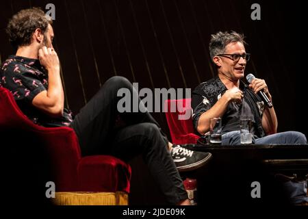 Zagreb, Kroatien, 20. Juni 2022. Der berühmte mexikanische Schauspieler und Produzent Gael Garcia Bernal sprach mit dem kroatischen Philosophen Srecko Horvat während der Veranstaltung Filozofski teatar (Philosophisches Theater) am Kroatischen Nationaltheater in Zagreb, Kroatien am 20. Juni 2022. Gael García Bernal gab sein Bühnendebüt, als er gerade ein Jahr alt war. Er studierte zunächst Philosophie an der renommierten mexikanischen Universität UNAM, entschied sich jedoch für eine Reise nach Europa, wo er später Schauspiel studierte und sich an der Central School of Speech & Drama in London einschrieb. Er hat über 50 Filme gedreht, und seine wichtigste Rolle Stockfoto