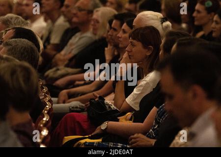 Zagreb, Kroatien, 20. Juni 2022. Der berühmte mexikanische Schauspieler und Produzent Gael Garcia Bernal sprach mit dem kroatischen Philosophen Srecko Horvat während der Veranstaltung Filozofski teatar (Philosophisches Theater) am Kroatischen Nationaltheater in Zagreb, Kroatien am 20. Juni 2022. Gael García Bernal gab sein Bühnendebüt, als er gerade ein Jahr alt war. Er studierte zunächst Philosophie an der renommierten mexikanischen Universität UNAM, entschied sich jedoch für eine Reise nach Europa, wo er später Schauspiel studierte und sich an der Central School of Speech & Drama in London einschrieb. Er hat über 50 Filme gedreht, und seine wichtigste Rolle Stockfoto