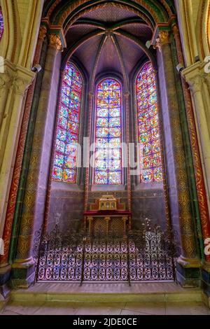 Im Inneren der Kathedrale von Bourges St Etienne, Departement Cher, Centre-Val de Loire, Frankreich. Sie wurde von Karl VII., auch bekannt als der kleine König von Bou, geschenkt Stockfoto