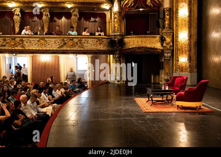 Zagreb, Kroatien, 20. Juni 2022. Der berühmte mexikanische Schauspieler und Produzent Gael Garcia Bernal sprach mit dem kroatischen Philosophen Srecko Horvat während der Veranstaltung Filozofski teatar (Philosophisches Theater) am Kroatischen Nationaltheater in Zagreb, Kroatien am 20. Juni 2022. Gael García Bernal gab sein Bühnendebüt, als er gerade ein Jahr alt war. Er studierte zunächst Philosophie an der renommierten mexikanischen Universität UNAM, entschied sich jedoch für eine Reise nach Europa, wo er später Schauspiel studierte und sich an der Central School of Speech & Drama in London einschrieb. Er hat über 50 Filme gedreht, und seine wichtigste Rolle Stockfoto