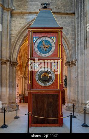 Die astronomische Uhr aus dem Jahr 1424 in der Kathedrale von Bourges in Bourges, Departement Cher, Centre-Val de Loire, Frankreich. Es wurde von Karl VII gegeben, auch wissen Stockfoto