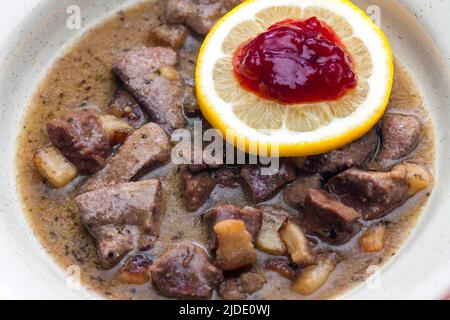 Wildgulasch mit Zitrone und Preiselbeeren Stockfoto