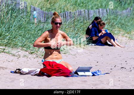 Dundee, Tayside, Schottland, Großbritannien. 20.. Juni 2022. UK Wetter: Der Sommer ist endlich in Nordostschottland angekommen, mit Temperaturen von bis zu 21 Grad Sonnenanbeter sind am Broughty Ferry Beach in Dundee angekommen, um das warme Wetter zu genießen, indem sie die herrliche Sonne genießen und am Strand sonnenbaden. Kredit: Dundee Photographics/Alamy Live Nachrichten Stockfoto