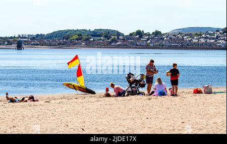 Dundee, Tayside, Schottland, Großbritannien. 20.. Juni 2022. UK Wetter: Der Sommer ist endlich in Nordostschottland angekommen, mit Temperaturen von bis zu 21 Grad Sonnenanbeter sind am Broughty Ferry Beach in Dundee angekommen, um das warme Wetter zu genießen, indem sie die herrliche Sonne genießen und am Strand sonnenbaden. Kredit: Dundee Photographics/Alamy Live Nachrichten Stockfoto