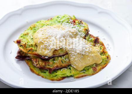 Zucchini-Kuchen mit Senfsauce und Parmesankäse Stockfoto