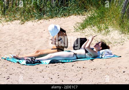 Dundee, Tayside, Schottland, Großbritannien. 20.. Juni 2022. UK Wetter: Der Sommer ist endlich in Nordostschottland angekommen, mit Temperaturen von bis zu 21 Grad Sonnenanbeter sind am Broughty Ferry Beach in Dundee angekommen, um das warme Wetter zu genießen, indem sie die herrliche Sonne genießen und am Strand sonnenbaden. Kredit: Dundee Photographics/Alamy Live Nachrichten Stockfoto