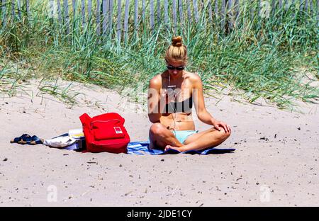 Dundee, Tayside, Schottland, Großbritannien. 20.. Juni 2022. UK Wetter: Der Sommer ist endlich in Nordostschottland angekommen, mit Temperaturen von bis zu 21 Grad Sonnenanbeter sind am Broughty Ferry Beach in Dundee angekommen, um das warme Wetter zu genießen, indem sie die herrliche Sonne genießen und am Strand sonnenbaden. Kredit: Dundee Photographics/Alamy Live Nachrichten Stockfoto