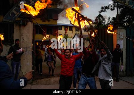 Kathmandu, Nepal. 20.. Juni 2022. Studentenproteste stoßen bei einem Protest gegen die Erhöhung der Kraftstoffpreise mit den Streitkräften und den Streitkräften der bewaffneten Polizei zusammen, die um 21 Rs in einem Liter Benzin und 27 Rs in einer Erhöhung von Kerosin und Diesel, einem Rekordwert hoher Kosten für Benzin, Diesel, Und Kerosin mit dem neuen Preis nahe RS 200 in Kathmandu, Nepal. (Bild: © Skanda Gautam/ZUMA Press Wire) Stockfoto