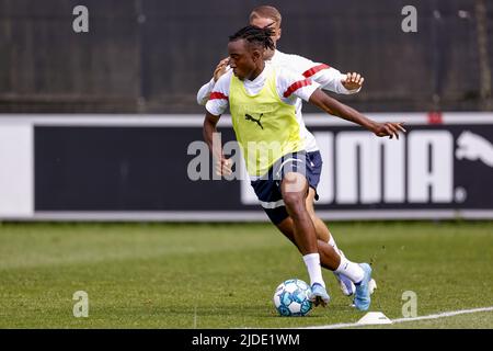 EINDHOVEN - (LR) Noni Madueke von der PSV Eindhoven, Joey Veerman von der PSV Eindhoven während der ersten Trainingseinheit der PSV Eindhoven am 20. Juni 2022 auf dem PSV Campus De Herdgang in Eindhoven, Niederlande. ANP MAURICE VAN STEEN Stockfoto