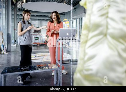 2022-06-20 14:51:13 DEN HAAG - Kronprinzessin Mary von Dänemark besucht die Königliche Akademie der Künste während des zweitägigen Handelsbesuchs, den sie und ihr Ehemann Kronprinz Frederik zu den Niederlanden bilden. Das dänische Kronprinzenpaar leitete eine Handelsdelegation, die sich auf die Energiewende und das digitale Gesundheitswesen konzentrierte. ANP SEM VAN DER WAL niederlande Out - belgien Out Stockfoto