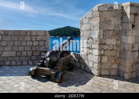 Kanonen stehen als Überreste der Festung, die von den alten Stadtmauern in Dubrovnik, Kroatien, geschaffen wurde Stockfoto