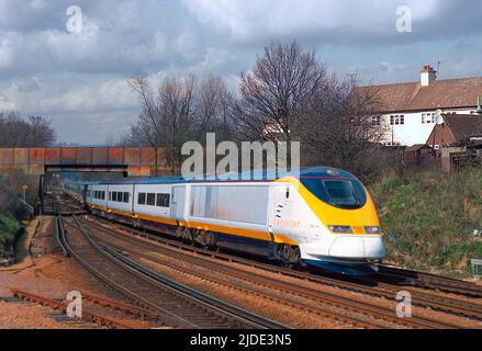 Ein Eurostar der Klasse 373 hat am 25.. März 1995 in Tonbridge in Kent die Zahlen 373103 und 373104 gesetzt. Stockfoto