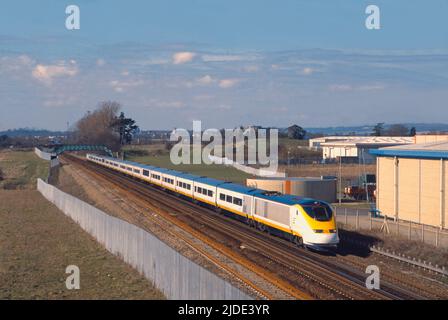 Ein Elektrotriebwerk der Klasse 373 Eurostar, das am 12.. März 1995 Sevington in der Nähe von Ashford in Kent passiert. Stockfoto
