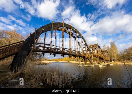 Holzbrücke im Naturschutzgebiet Balaton-Felvideki, Kis-Balaton, Transdanubien, Ungarn Stockfoto