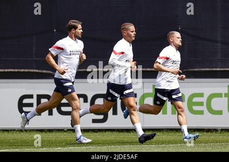 EINDHOVEN - (LR) Marco van Ginkel von der PSV Eindhoven, Joey Veerman von der PSV Eindhoven, Philipp Max von der PSV Eindhoven während der ersten Trainingseinheit der PSV Eindhoven am 20. Juni 2022 auf dem PSV Campus De Herdgang in Eindhoven, Niederlande. ANP MAURICE VAN STEEN Stockfoto