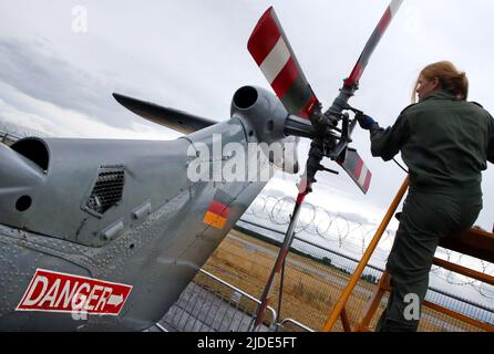 20. Juni 2022, Brandenburg, Schönefeld: Ein Mechaniker der Luftwaffe stellt auf der Internationalen Luft- und Raumfahrtausstellung ILA den Heckrotor eines Hubschraubers zur Verfügung. Die Airshow am Flughafen Schönefeld wird vom 22. Bis 26. Juni 2022 eröffnet. Foto: Wolfgang Kumm/dpa Stockfoto