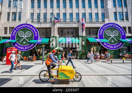 London, Großbritannien. 20.. Juni 2022. Die Meisterschaft in Wimbledon wird in Ralph Lauren in der Old Bond Street gefeiert. Kredit: Guy Bell/Alamy Live Nachrichten Stockfoto